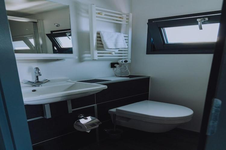 Modern Houseboat With Air Conditioning Located In Marina Uitgeest Exterior foto