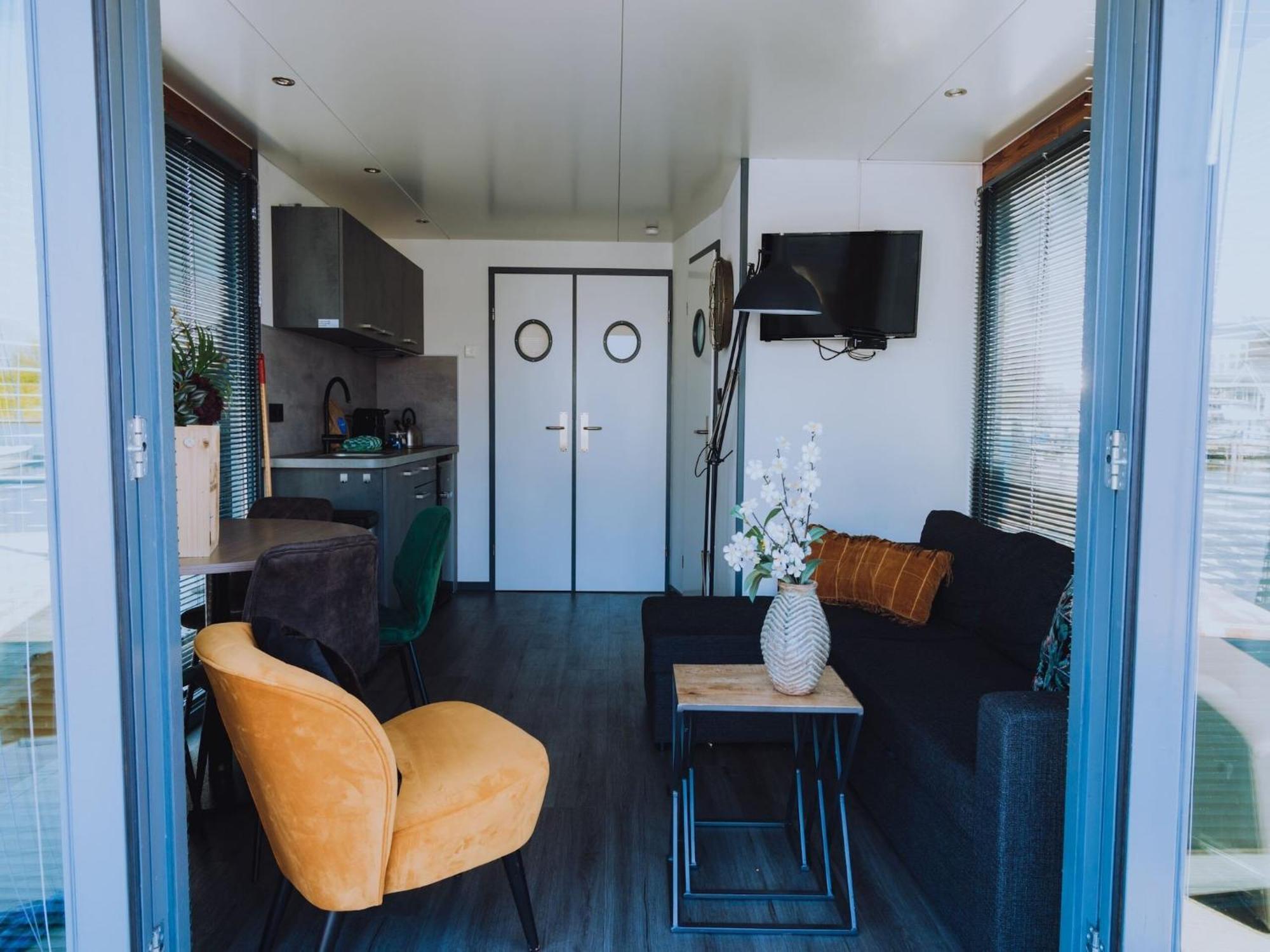 Modern Houseboat With Air Conditioning Located In Marina Uitgeest Exterior foto