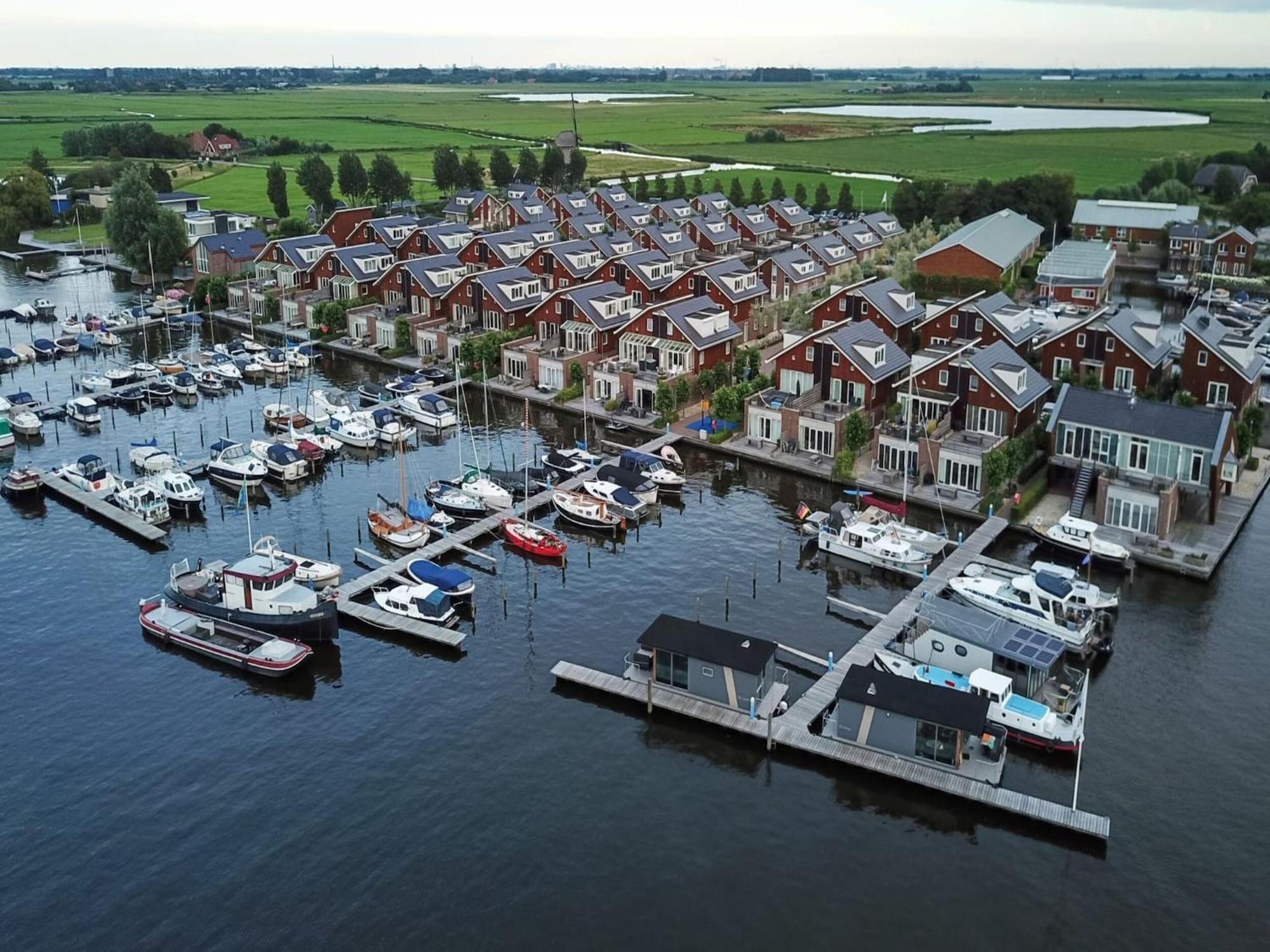 Modern Houseboat With Air Conditioning Located In Marina Uitgeest Exterior foto